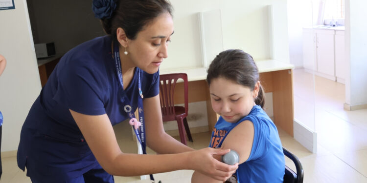 30 niños, niñas y adolescentes recibieron sus nuevos monitores continuos de glucosa en el Hospital de Chillán