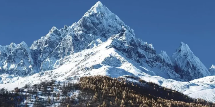 Un pixel rojo en la nieve: cómo la IA ayudó a encontrar a un montañista desaparecido