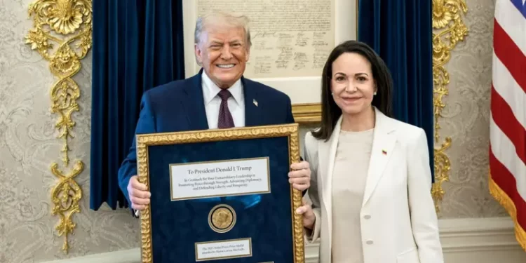 La «atípica» visita de María Corina Machado a la Casa Blanca en la que le entregó su premio Nobel de la Paz a Donald Trump