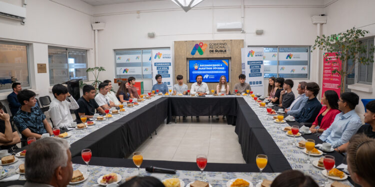 Gobernador Crisóstomo reconoce a jóvenes de Ñuble que obtuvieron puntajes nacionales en la PAES