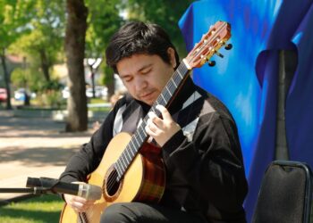 Músico chillanvejano comparte su talento a través de composiciones originales para documental sobre el borde costero de Ñuble