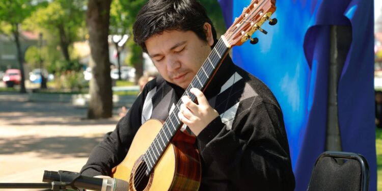 Músico chillanvejano comparte su talento a través de composiciones originales para documental sobre el borde costero de Ñuble