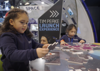 Orgullo ñublense: niña de la región visitó centro espacial en Inglaterra