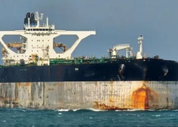 Rusia envía buques de guerra para proteger a un petrolero perseguido por fuerzas estadounidenses .