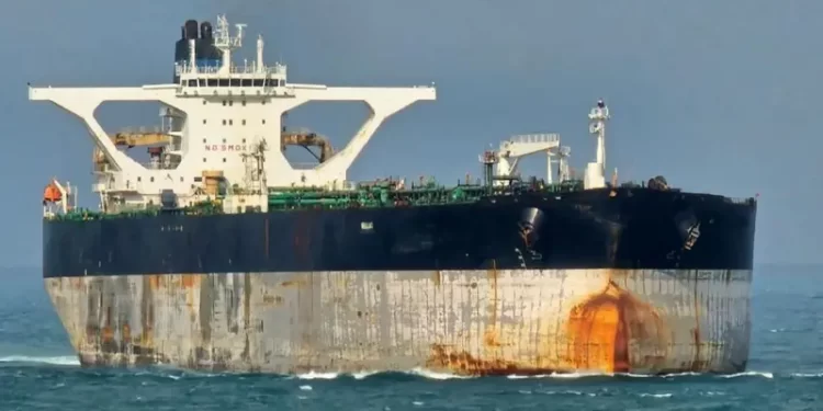 Rusia envía buques de guerra para proteger a un petrolero perseguido por fuerzas estadounidenses .