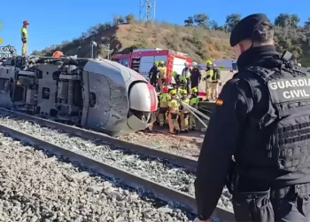 Cómo ocurrió el accidente y otras 4 preguntas clave sobre el fatal descarrilamiento y choque de trenes en España