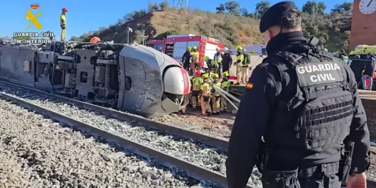 Cómo ocurrió el accidente y otras 4 preguntas clave sobre el fatal descarrilamiento y choque de trenes en España