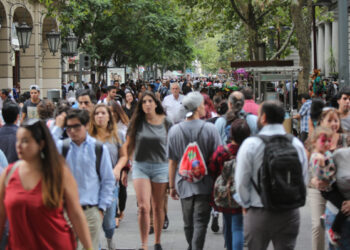 El INE proyecta que en 2026 la población de Chile alcanzará las 20.150.948 personas, llegando a su nivel máximo a mediados de la próxima década