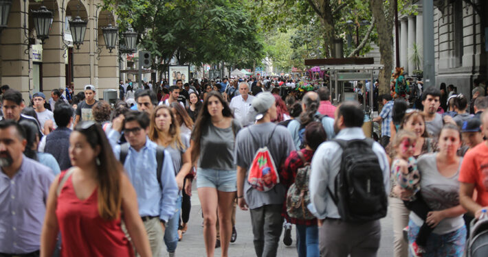 El INE proyecta que en 2026 la población de Chile alcanzará las 20.150.948 personas, llegando a su nivel máximo a mediados de la próxima década