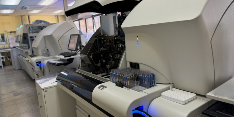 Implementación de cadena robótica en Laboratorio Clínico del Hospital de Chillán, prepara a su equipo para la puesta en marcha del megahospital