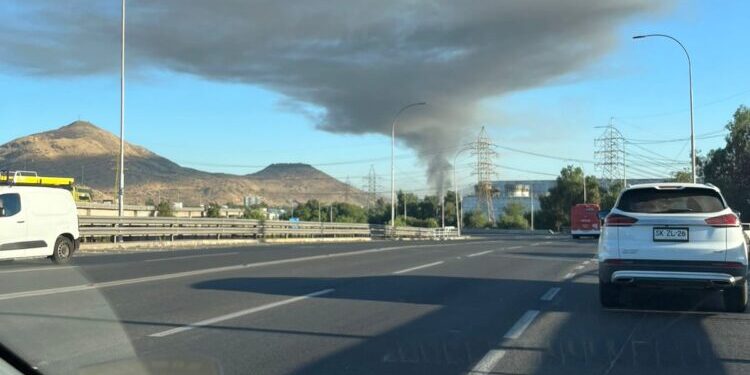 Explosión de camión en la Región Metropolitana desata tragedia  en plena carretera tres personas fallecidas y al menos diez heridos