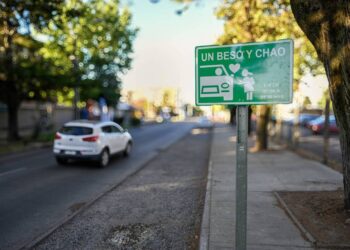 “Un beso y chao”: Instalan señalética para reducir congestión en colegios de Chillán