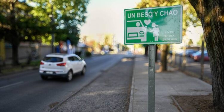 “Un beso y chao”: Instalan señalética para reducir congestión en colegios de Chillán