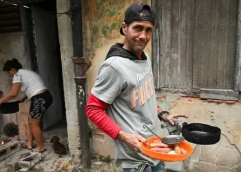 «Cocinamos con carbón y leña para 3 familias del barrio»: cómo viven los cubanos el mayor racionamiento de combustible en décadas y en qué se parece al Periodo Especial