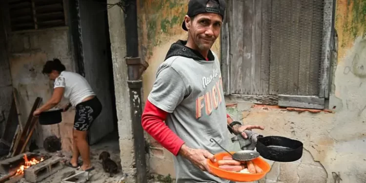 «Cocinamos con carbón y leña para 3 familias del barrio»: cómo viven los cubanos el mayor racionamiento de combustible en décadas y en qué se parece al Periodo Especial