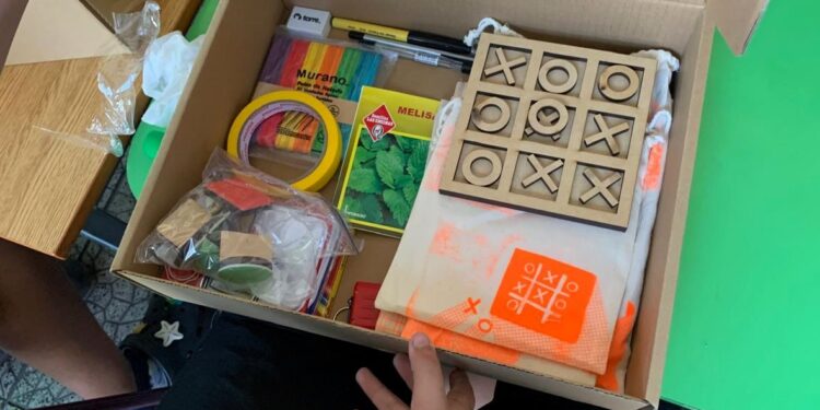 Entregan Botiquín Cultural a niños y niñas afectados por incendios en Concepción, Penco y Tomé