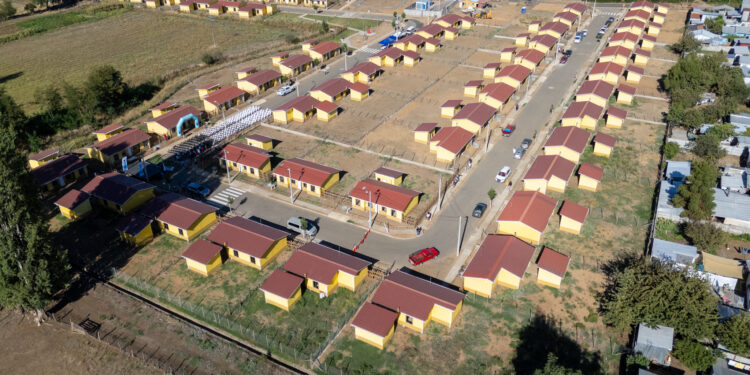 60 familias de Pinto reciben sus nuevos hogares