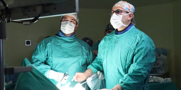 Hospital de San Carlos incorpora cirugía de alta complejidad para reducir derivaciones y tiempos de espera