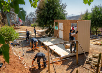 Gobernador Crisóstomo advierte del lento avance en reconstrucción: “Sólo 8 de las viviendas de emergencia instaladas están en condiciones de ser habitadas”