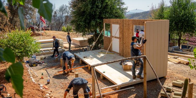 Gobernador Crisóstomo advierte del lento avance en reconstrucción: “Sólo 8 de las viviendas de emergencia instaladas están en condiciones de ser habitadas”