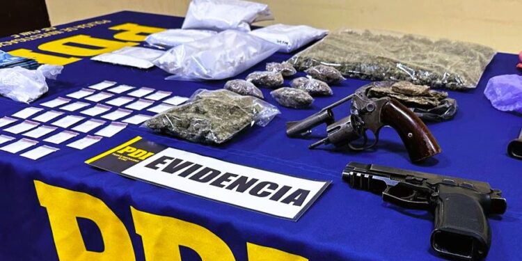 Sujetos son detenidos tras incautar drogas y armas en Ñuble