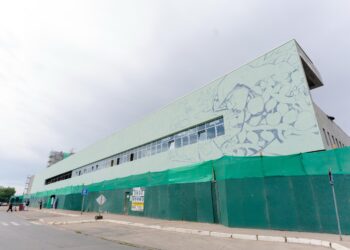 Inician pintura de mural participativo que dará identidad al nuevo CESFAM y SAR Dr. José Durán Trujillo de San Carlos