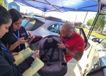 SIEMPRE EN SILLA, NUNCA EN BRAZOS: ASESORAMIENTO SOBRE SISTEMAS DE RETENCIÓN INFANTIL FORTALECE LA SEGURIDAD VIAL EN SAN CARLOS