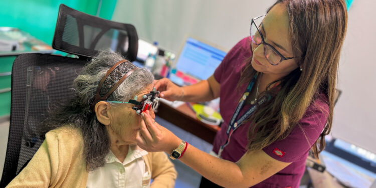 UAPO Móvil realizó operativo en Quillón para apoyar a personas que perdieron sus lentes durante incendios forestales