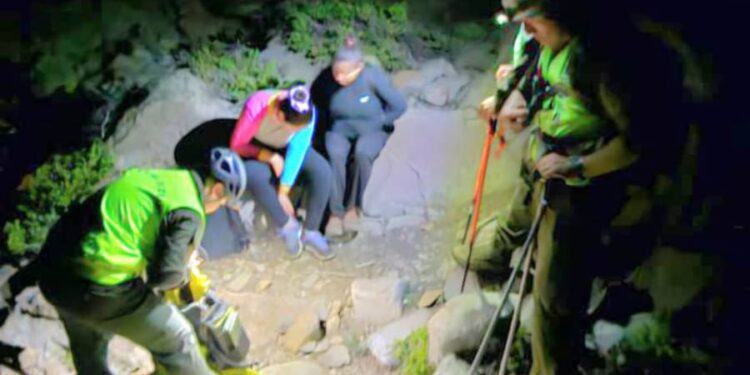 Rescatan a mujeres extraviadas en la Laguna Huemul