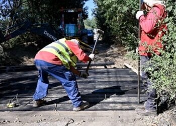 Vecinos celebran reparación del puente en callejón Bustamante