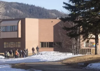 Un tiroteo en una escuela y una casa en el oeste de Canadá deja al menos 9 muertos y 25 heridos