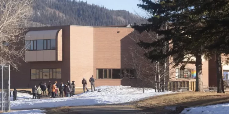 Un tiroteo en una escuela y una casa en el oeste de Canadá deja al menos 9 muertos y 25 heridos