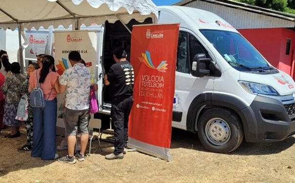 Bibliomóvil lleva la cultura a sectores rurales de Chillán