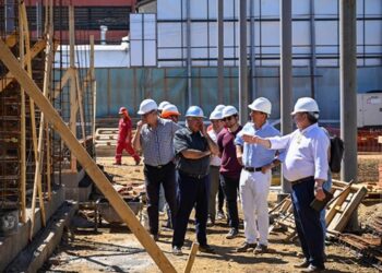 Alcalde Benavente constata 25 por ciento de avance en obras del Patio Isabel Riquelme