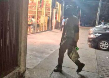 Vecinos de barrios cercanos a la Avd Argentina temen presencia de intimidante sujeto extranjero