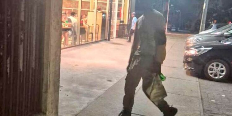 Vecinos de barrios cercanos a la Avd Argentina temen presencia de intimidante sujeto extranjero