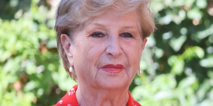 Ex primera dama Marta Larraechea fue trasladada a una clínica