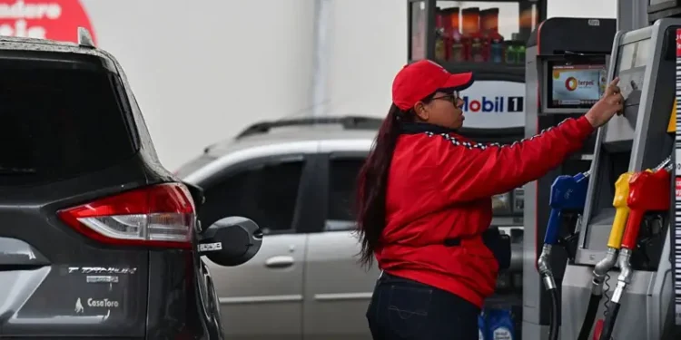 Qué medidas están tomando los gobiernos para aliviar el aumento de los precios de los combustibles en América Latina y el mundo