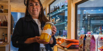 Agricultores de Ñuble estrenan nueva Tienda Campesina en el patio central del VIVO Outlet Chillán.