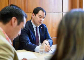 ALZA DE COMBUSTIBLES: DELEGADO PRESIDENCIAL SE REÚNE CON LOS 21 ALCALDES DE ÑUBLE: