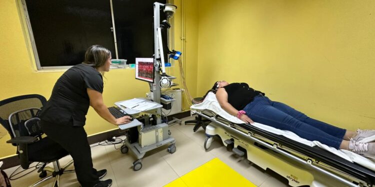 Hospital de San Carlos adquiere moderno electroencefalograma para fortalecer la atención neurológica y reducir listas de espera