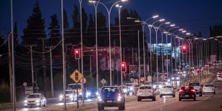 Recuperan más de dos kilómetros de alumbrado público en el acceso norte de Chillán