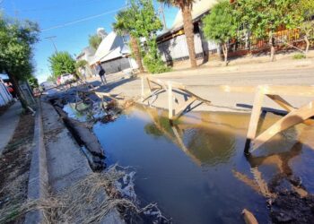 Rotura de matriz agrava crisis por socavón de 70 metros en plena avenida en El Carmen