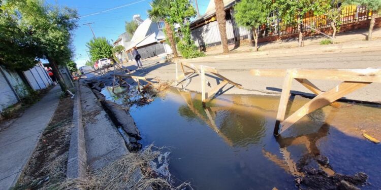 Rotura de matriz agrava crisis por socavón de 70 metros en plena avenida en El Carmen