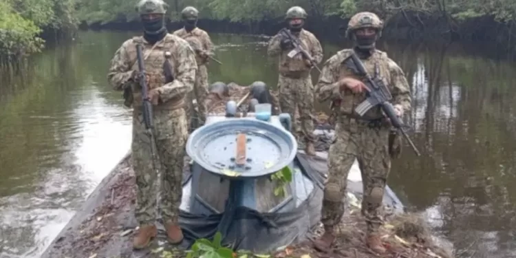 El ejército de Ecuador incauta un «narcosubmarino» de 35 metros de largo cargado de combustible
