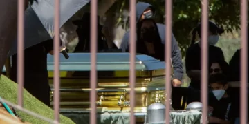 Un féretro dorado y miles de flores: el suntuoso funeral de «El Mencho» en México