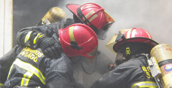 Bomberos trabajan en incendio de vivienda en población Luis Cruz. Martínez.