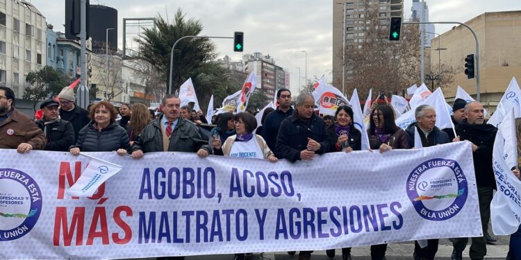 COLEGIO DE PROFESORES: ACUSA A KAST DE DESCONOCER SU LUCHA CONTRA LA VIOLENCIA Y LE RECORDÓ LOGRO DE LA LEY DE CONVIVENCIA, LA QUE AÚN EL EJECUTIVO NO PROMULGA