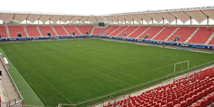 Con moderna maquinaria fue resembrado el césped del estadio municipal Nelson Oyarzún
