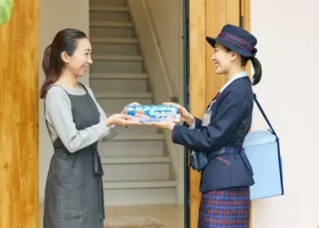 Las repartidoras de yogur que combaten la soledad en Japón, uno de los países más envejecidos del mundo